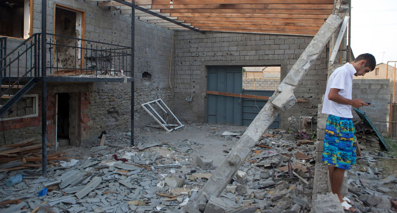 Житель Каспийска на руинах разрушенного в ходе антитеррористической операции дома. REUTERS/Maria Turchenkova