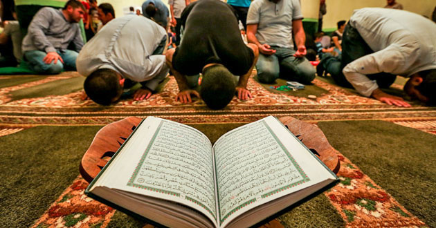 Мусульмане в мечети. Фото Азиза Каримова для “Кавказского узла”.