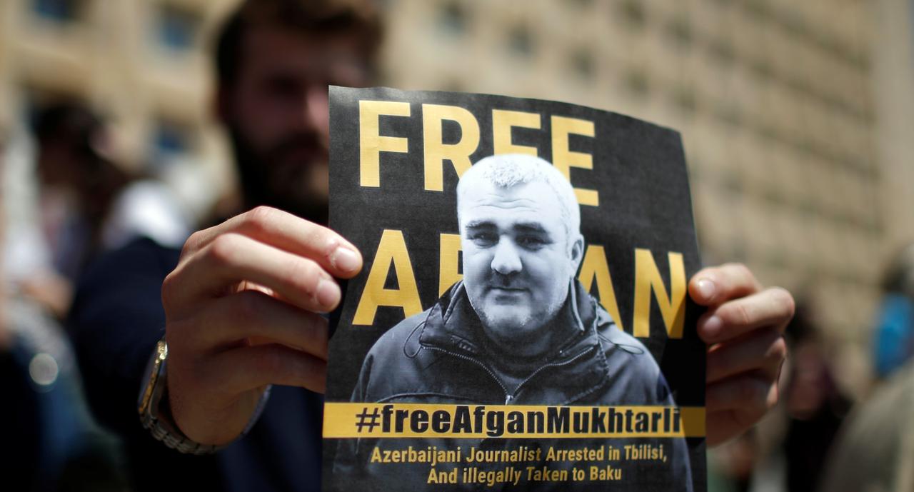Участник акции в Тбилиси держит в руках плакат «Свободу Афгану!». Фото Инны Кукуджановой для «Кавказского узла»