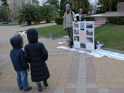 Пикет в защиту природы Утриша в городе Сочи, 26 декабря 2009 года. Фото "Кавказского Узла"