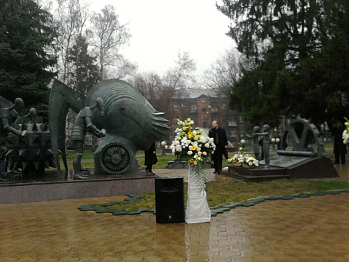 Северная Осетия, Владикавказ, открытие памятника жертвам террора, 9 апреля 2010 года. Фото "Кавказского Узла"