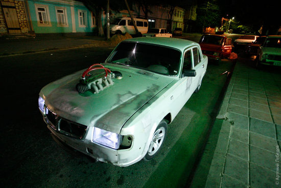 «Ликуйл», «Юкойл», «ЮКАС» — на выбор любые псевдобренды. Половина заправок продает газ, это тут очень распространено. Практически весь автопарк состоит из Жигулей. Встречаются, правда, и крутые тачки. Вот образец кавказского тюнинга: