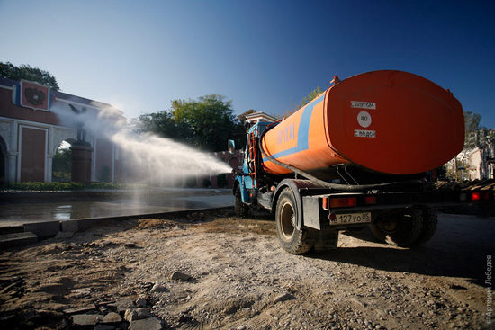 Наступает утро, пора мыть Ленина.