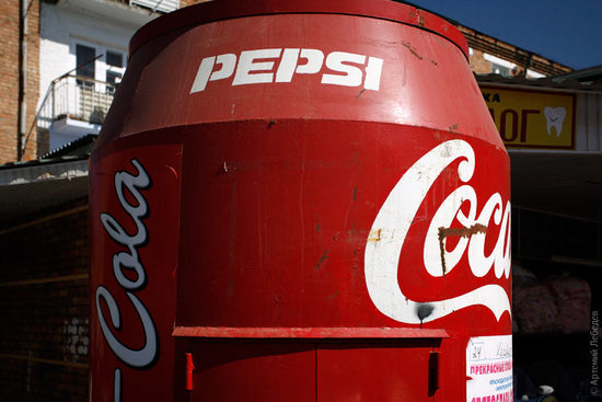 Продаются иностранные напитки — с полным и глубоким наплевательством на чувства глобальных корпораций, как и положено.