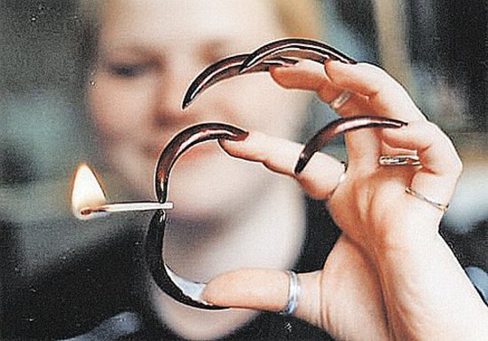 Алена Зимина - обладательница длинных ногтей.