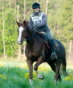 Победительница турнира на дистанцим 160 км Юлия Малахова из Карачаево-Черкесии на карачаевск​ом мерине Алмазе. Деревня Инино Калужской области, 20-22 мая 2011 г. Фото Полины Лурье 