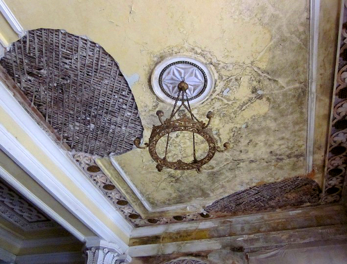 Степанакертский драмтеатр нуждается в капитальном ремонте. Нагорный Карабах, город Степанакерт, лето 2011 г. Фото Алвард Григорян для "Кавказского узла" Степанакертский драмтеатр нуждается в капитальном ремонте. Нагорный Карабах, город Степанакерт, лето 2011 г. Фото Алвард Григорян для "Кавказского узла"