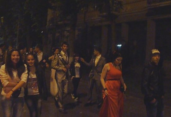 Последний звонок в Южной Осетии. Гулянье выпускников на Театральной Площади - Свободы.