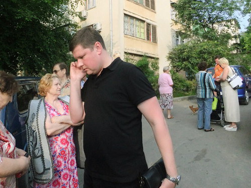 Представитель полиции в штатском на сходе жителей. Сочи, 6 июня 2012 г. Фото Светланы Кравченко для "Кавказского узла"