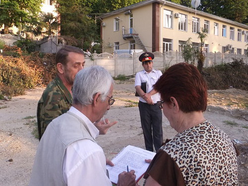 Участники схода подписывают резолюцию на имя мэра Анатолия Пахомова. Сочи, улица Туапсинская, 6 июня 2012 г. Фото Светланы Кравченко для "Кавказского узла" 