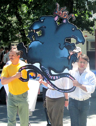 Шествие по проспекту Октябрьской Революции. Ставрополь, 12 июня 2012 г. Фото Константина Ольшанского для "Кавказского узла"