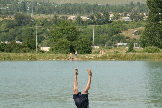Лучше посмотрим, как купается в нашем некрасивом озере наша прекрасная молодежь! Лучше посмотрим, как купается в нашем некрасивом озере наша прекрасная молодежь!