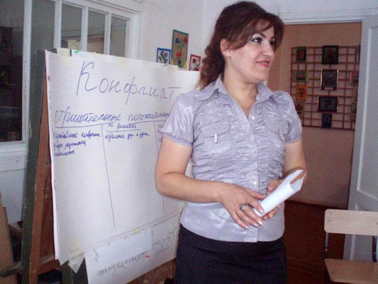 Асмик проводит сессию проблеме низкого уровня воспитанности, как источника конфликтных ситуаций в школе и в обществе. Асмик проводит сессию проблеме низкого уровня воспитанности, как источника конфликтных ситуаций в школе и в обществе.