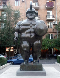 Скульптура "Греческий воин" работы Фернандо Ботеро. Армения, Ереван, Центр искусств "Гафесчян". Фото Армине Мартиросян для "Кавказского узла"