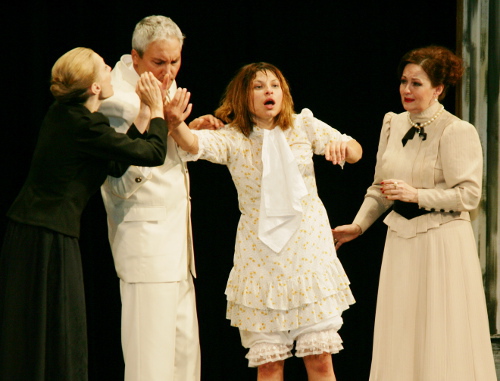 Сцена из спектакля "Сотворившая чудо". Анни - Мария Федорович,  капитан Келлер - Юрий  Хафизов,  Элен - Алена Бондаренко, Кейт - Наталья Серегина. Московский областной дом искусств, 22 сентября 2012 г. Фото Татьяны Гантимуровой для "Кавказского узла" 