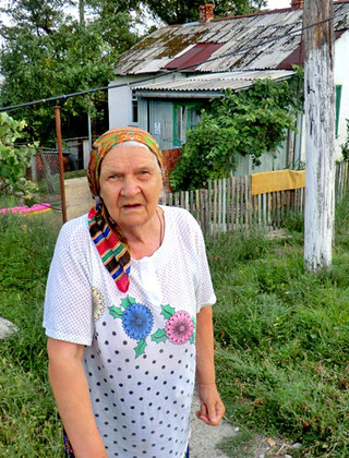 Елена Елисеевна Князева возле своего дома. Краснодарский край, сентябрь 2012 г. Фото Натальи Дорохиной для "Кавказского узла" Елена Елисеевна Князева возле своего дома. Краснодарский край, сентябрь 2012 г. Фото Натальи Дорохиной для "Кавказского узла"