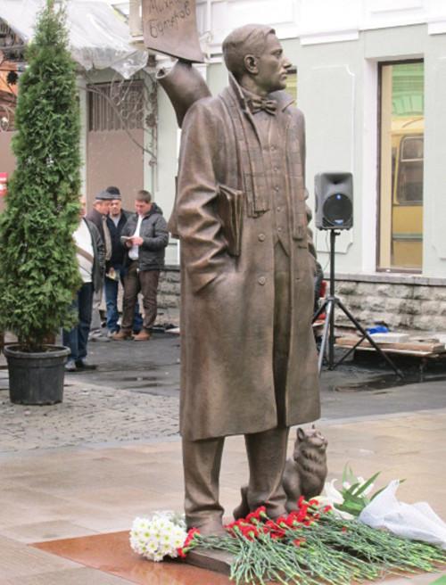 Памятник Михаилу Булгакову в центре Владикавказа. Фото Мадины Тезиевой для "Кавказского узла" 