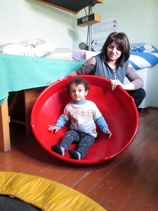 Марина проводит упражнение провдит упражнение для развития баланса.