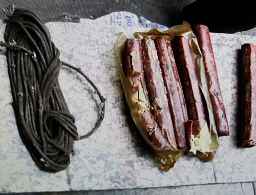 Моток провода и шашки аммонита, найденные в вентиляционной трубе дома 182 по улице Ардонской. Владикавказ, 11 декабря 2012 г. Фото предоставлено пресс-службой МВД Северной Осетии