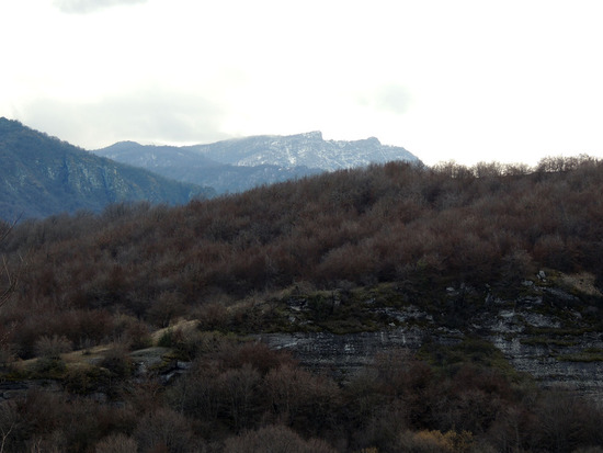 В горах пока виден снег. В горах пока виден снег.