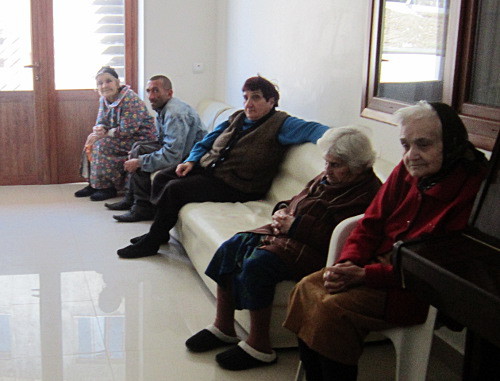 Жильцы дома-интерната смотрят телевизор, установленный в фойе. Степанакерт, Нагорный Карабах, 11 марта 2013 г. Фото Алвард Григорян для "Кавказского узла"