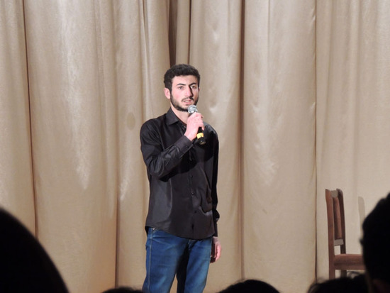 Владимир – студент АрГУ, рассказывает о малыше Эдуарде, о его болезни. Владимир – студент АрГУ, рассказывает о малыше Эдуарде, о его болезни.