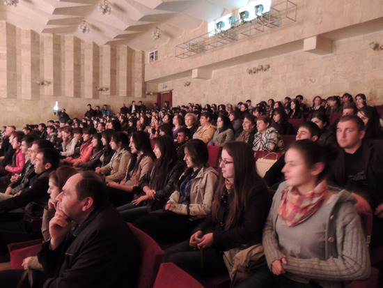 Часть зрителей. Часть зрителей.