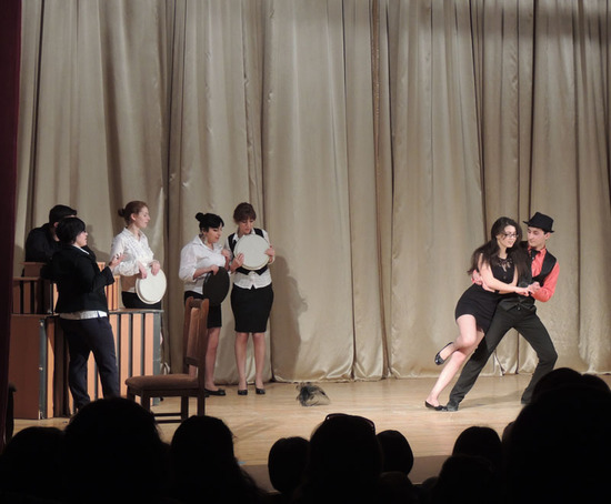 Сценка из мюзикла 30-х годов прошлого столетия, справа Илонка и Александр. Сценка из мюзикла 30-х годов прошлого столетия, справа Илонка и Александр.