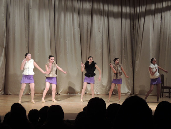 Студентки дома культуры и творчества танцуют «Ча-ча-ча». Студентки дома культуры и творчества танцуют «Ча-ча-ча».