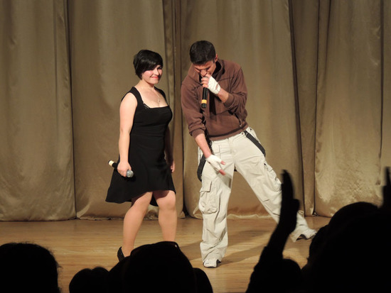 Шуточную песню на английском исполняют студенты университета Месроп Маштоц Жанна и Андраник («Феникс»). Шуточную песню на английском исполняют студенты университета Месроп Маштоц Жанна и Андраник («Феникс»).