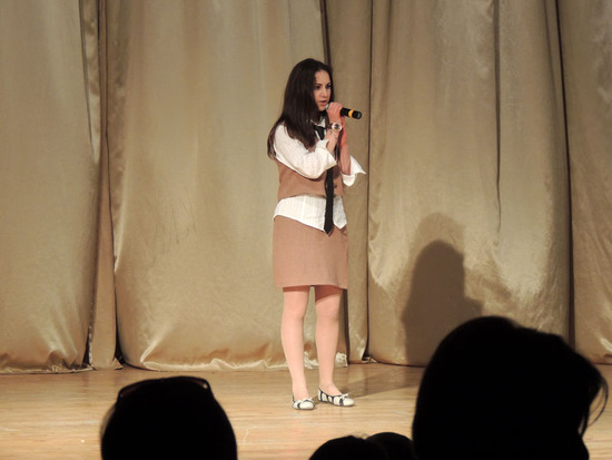 Ашхен, студентка АрГУ читает Паруйр Севака. Ашхен, студентка АрГУ читает Паруйр Севака.