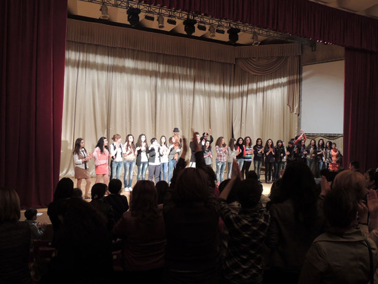 Концерт закончен. На сцена все исполнители. Концерт закончен. На сцена все исполнители.