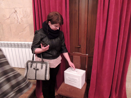 После концерта. Девушка дополнительно даёт деньги на лечение малыша... После концерта. Девушка дополнительно даёт деньги на лечение малыша...