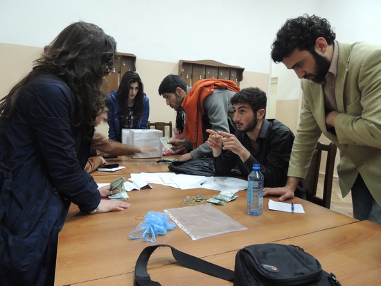 Владимир с друзбями считает выручку от концерта... Владимир с друзбями считает выручку от концерта...