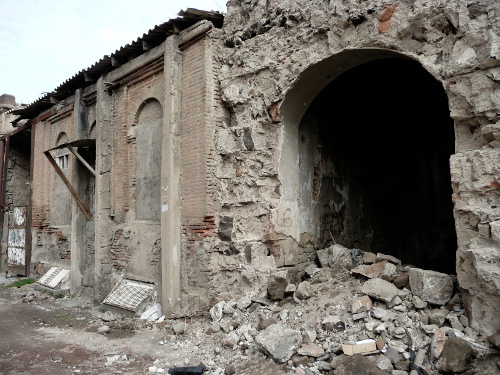 Полуснесенный дом на улице Бюзанда. Ереван, 14 марта 2013 г. Фото Армине Мартиросян для "Кавказского узла"