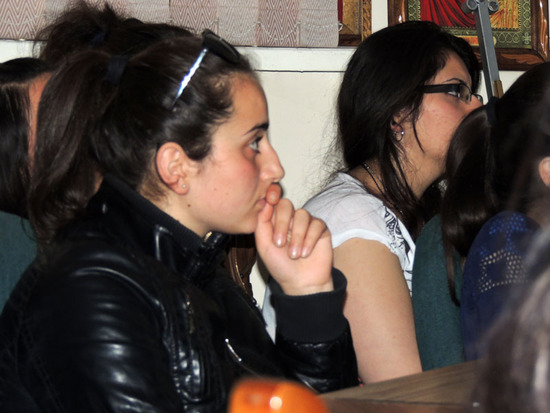 Девушка думает, переживает, видя кадры... Девушка думает, переживает, видя кадры...