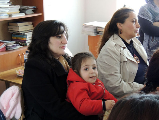 Нуне пришла с дочкой, не на кого было оставить ребёнка.... Нуне пришла с дочкой, не на кого было оставить ребёнка....