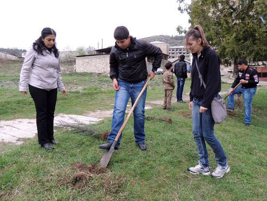 Анаит показывает, где конкретно надо копать лунку. Анаит показывает, где конкретно надо копать лунку.