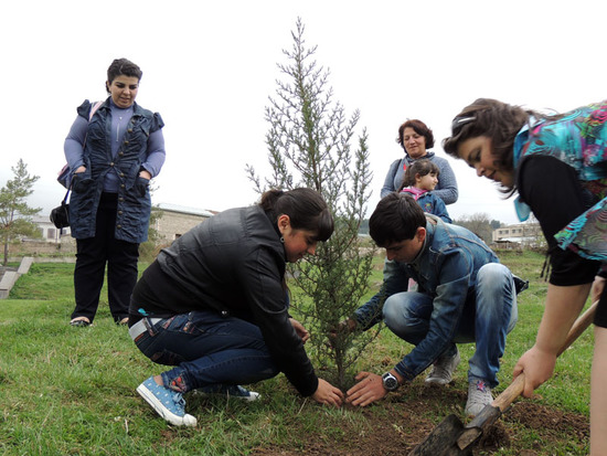 Ребята нежно, руками трамбуют землю. Ребята нежно, руками трамбуют землю.