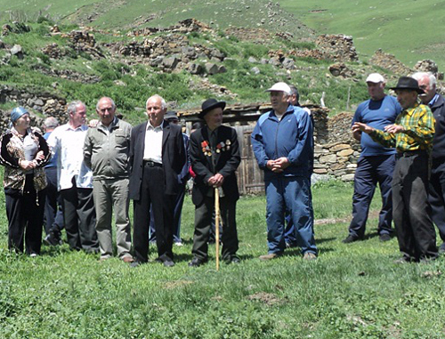 Инициативная группа по восстановлению села Шыкы на развалинах родовых домов. Кабардино-Балкария, Черекский район, май 2012 г. Фото Луизы Оразаевой для "Кавказского узла"