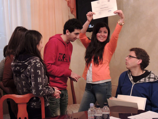 Мариам радуется полученному сертификату. Мариам радуется полученному сертификату.