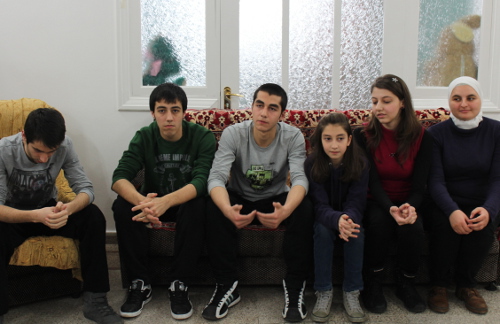 Слева направо: Тамир Хафез, Аслан Кабалоев, Ямен Хафез, Лин Хафез, Нур Кабалоева, Нур Албегова. Северная Осетия, станица Архонская, март 2013 г. Фото Эммы Марзоевой для "Кавказского узла"