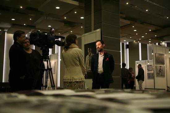 Отец Смбата даёт интервью. Отец Смбата даёт интервью.