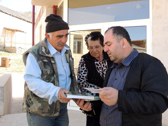 Ашот, родственник Черкеса Бахшиевича, передаёт книгу и диск с фильмом. Ашот, родственник Черкеса Бахшиевича, передаёт книгу и диск с фильмом.