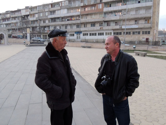 ... и были приятно удивлены, что Грачик, как свои пять пальцев знал весь род Мовсисянов и много был наслышан о самом Черкесе Бахшиевиче. ... и были приятно удивлены, что Грачик, как свои пять пальцев знал весь род Мовсисянов и много был наслышан о самом Черкесе Бахшиевиче.