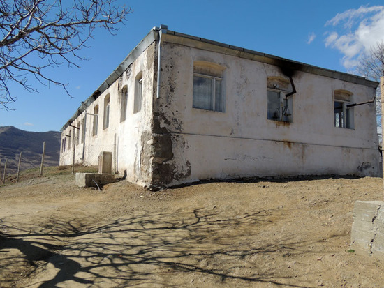 Сельская школа. как видно, нуждается в ремонте... Сельская школа. как видно, нуждается в ремонте...