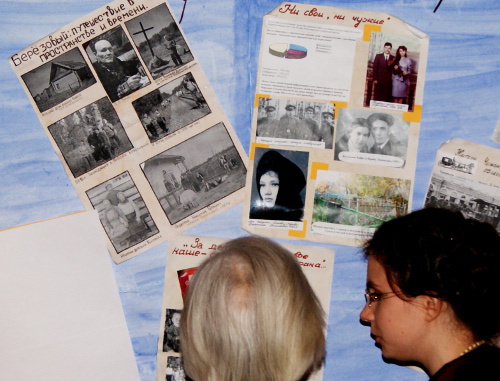 Гости конкурса у стендов, иллюстрированных материалами работ лауреатов. Москва, 30 апреля 2013 г. Фото Натальи Крайновой для "Кавказского узла"