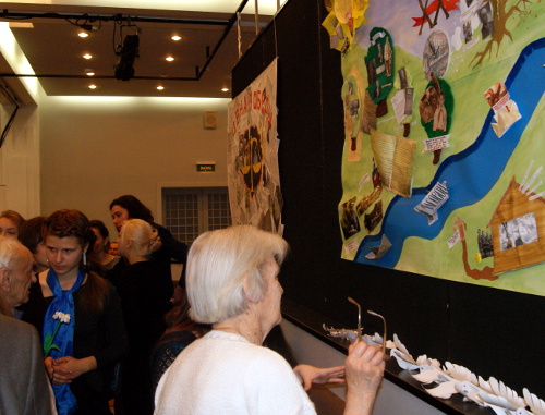 Гости церемонии награждения у стендов, иллюстрирующих конкурсные работы. Москва, 30 апреля 2013 г. Фото Натальи Крайновой для "Кавказского узла"