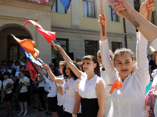 Дети встречают гостей. Дети встречают гостей.