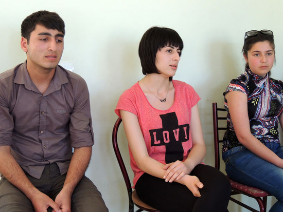 Нарек, Асмик и Яна озвучивают свои мысли по поводу полезности инета... Нарек, Асмик и Яна озвучивают свои мысли по поводу полезности инета...